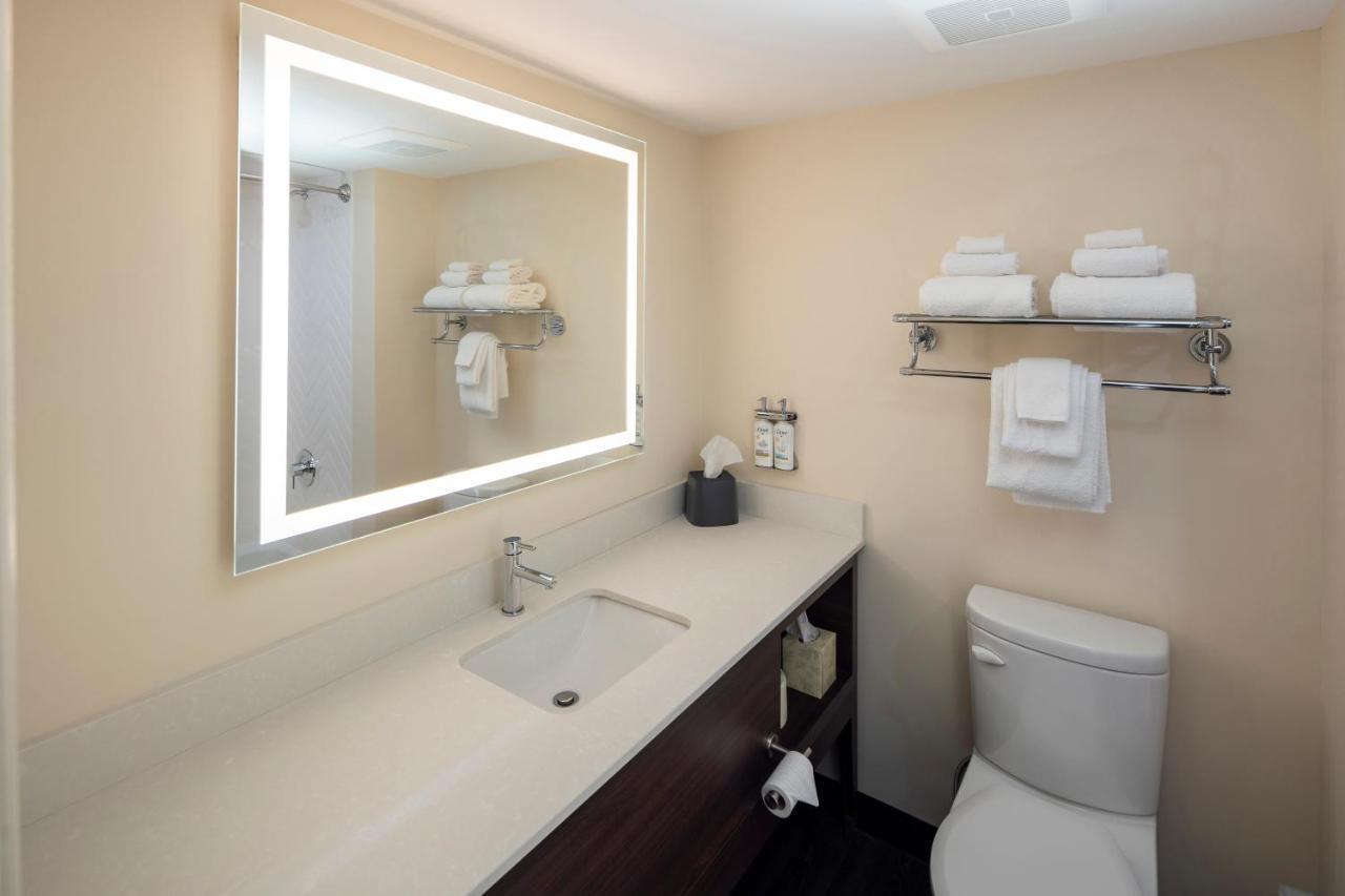 Holiday Inn Victoria - Elk Lake By Ihg Saanich Buitenkant foto