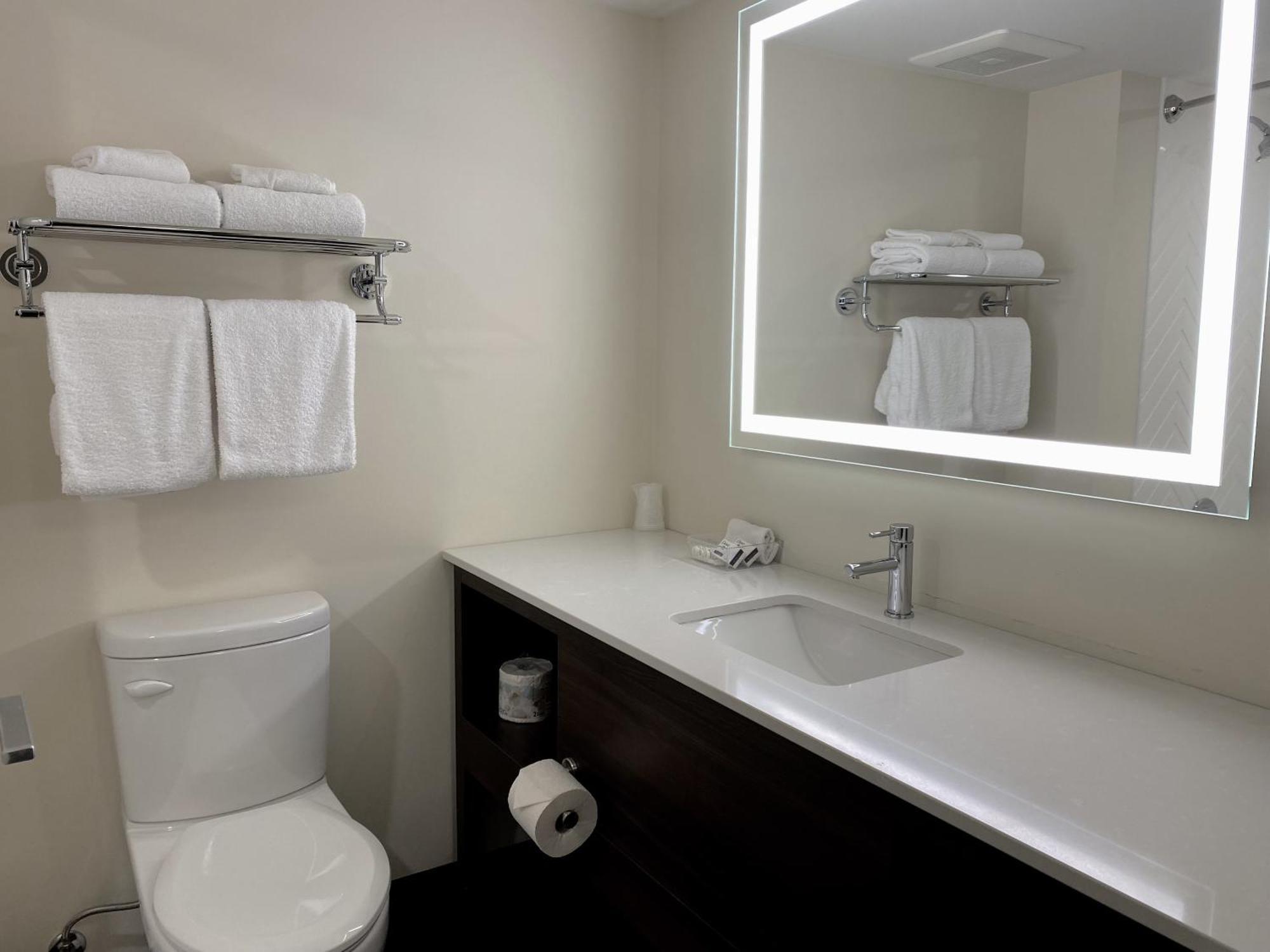 Holiday Inn Victoria - Elk Lake By Ihg Saanich Buitenkant foto